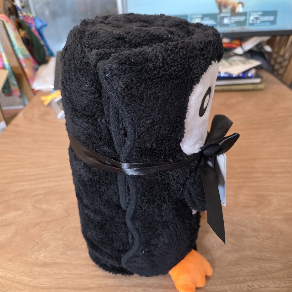 IJAK “It’s Just A Kiss” Penguin 3D Animal Sherpa Blanket NWT Plush Throw Medium - Picture 8 of 10